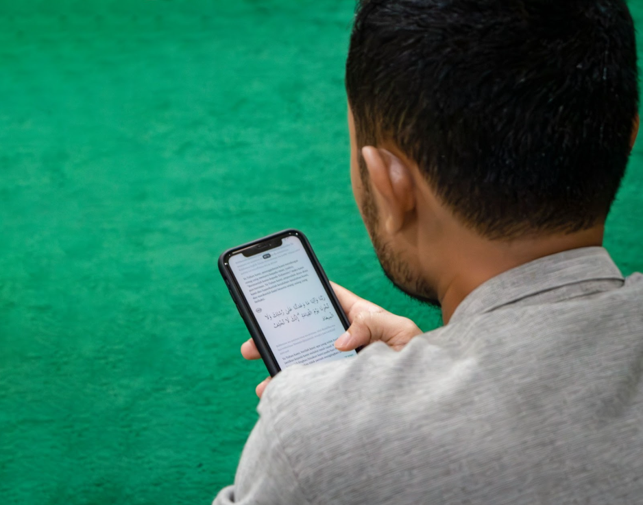 Seorang Pria di Masjid Sedang Membaca Al-Qur'an